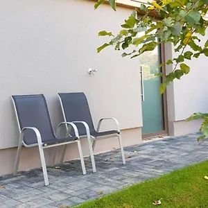  Apartmán With Back Garden